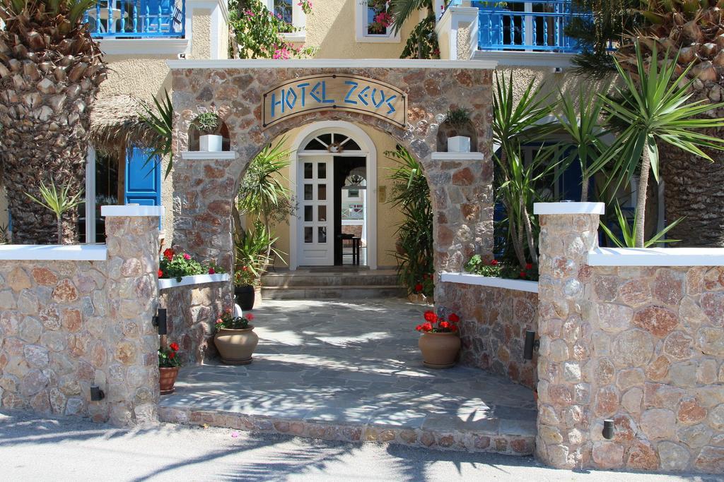 Hotel Zeus คามารี ภายนอก รูปภาพ